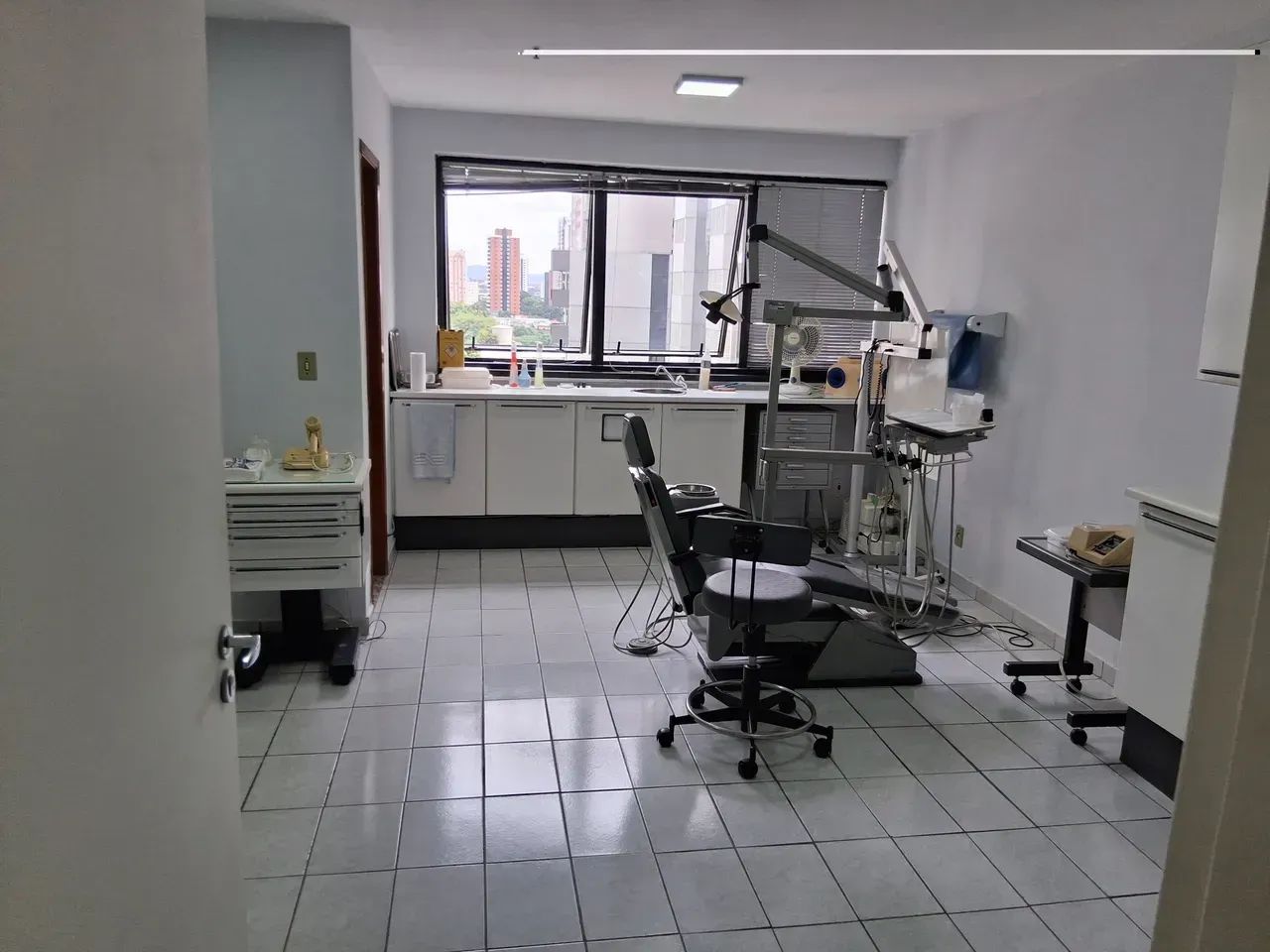 Vende-se sala comercial no Tatuapé com consultório dentário equipado e mobiliado.