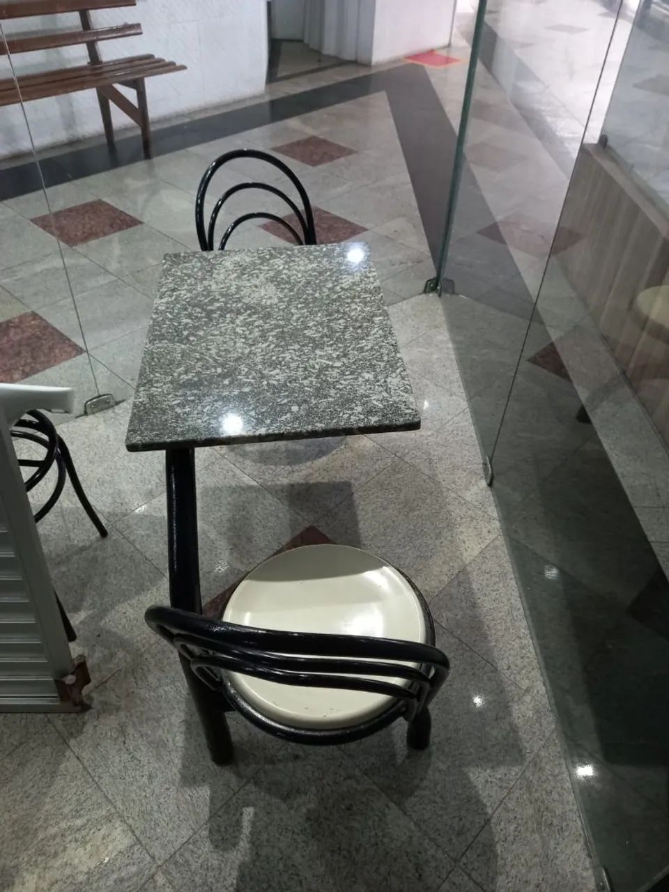 Mesa de refeitório com duas cadeiras - Foto 3
