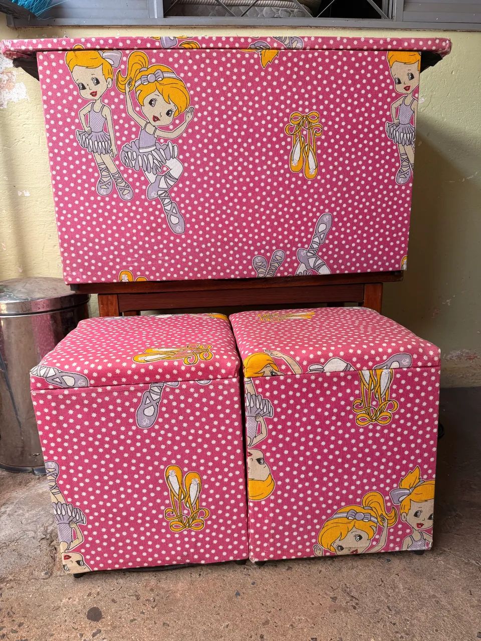 Vende-se baú infantil com banquetas 