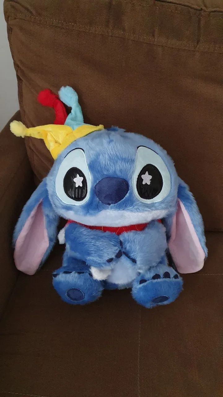 Stitch de Pelúcia com Roupa de Bobo da Côrte 