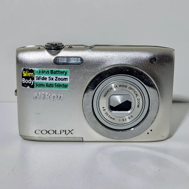 Câmera Digital Nikon Coolpix S1000pj 12.1MP com Projetor 5x Preta