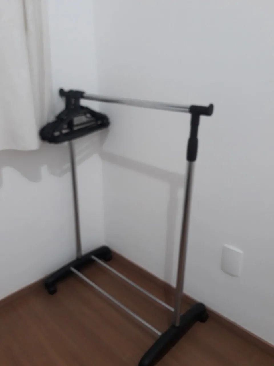 Cabideiro desmontável com 11 cabides 