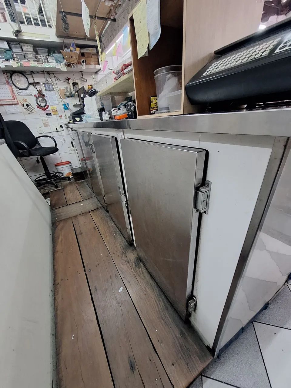 Balcão refrigerado 4 portas, 3,5mts com caixa e tampo de inox - Foto 2