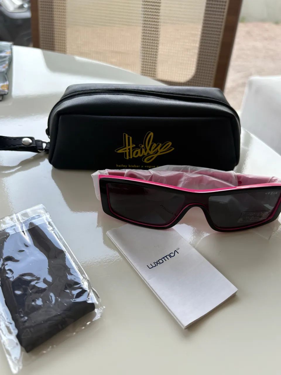 óculos de sol hailey bieber x vogue preto/rosa - Foto 5