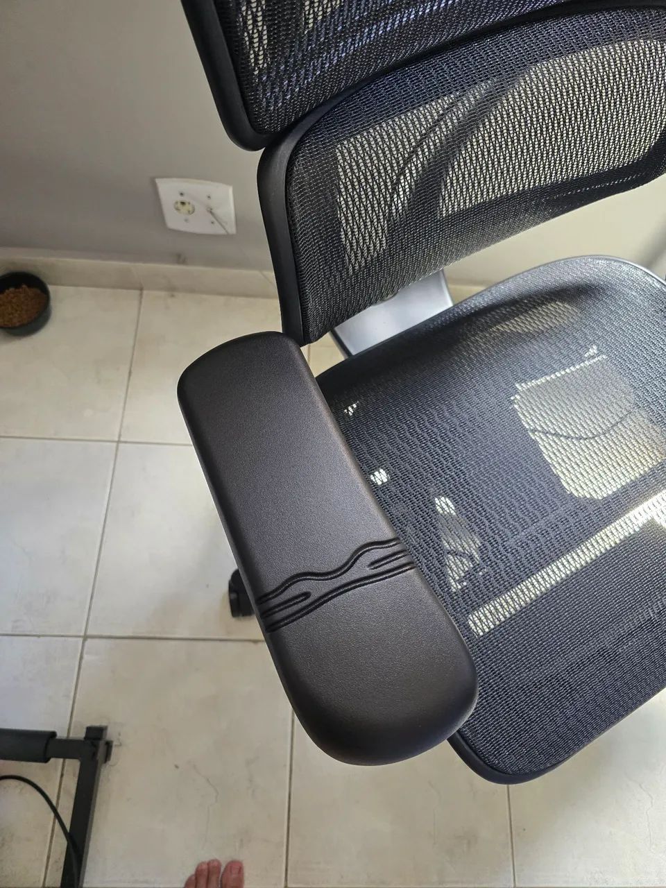 Cadeira ergonômica ergohuman ultra all Black com descanso de pés - Foto 4