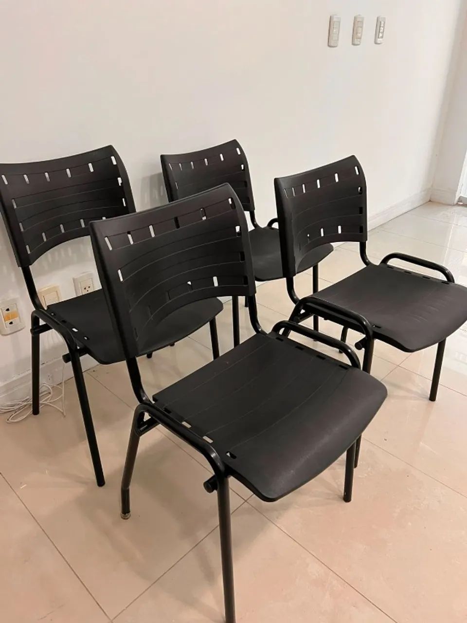 CADEIRAS PLÁSTICAS NOVAS - NUNCA UTILIZADAS! - Foto 4