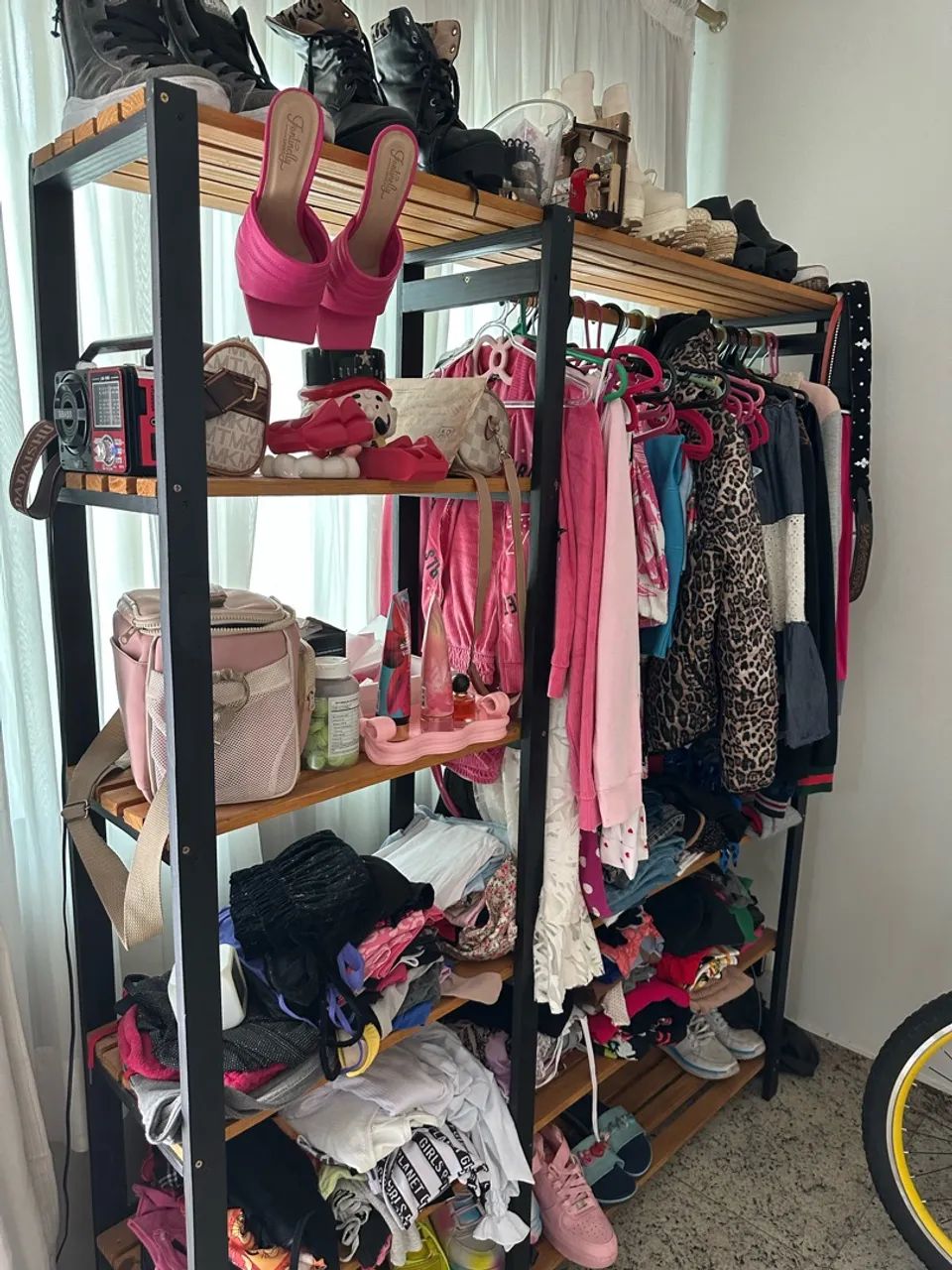 Estante com roupas  - Foto 2