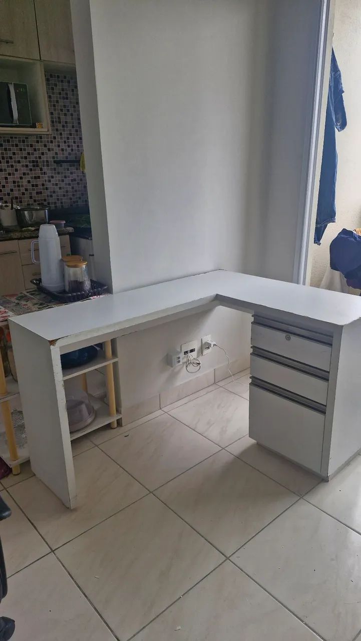 Mesa de madeira branca em L com com gavetas
