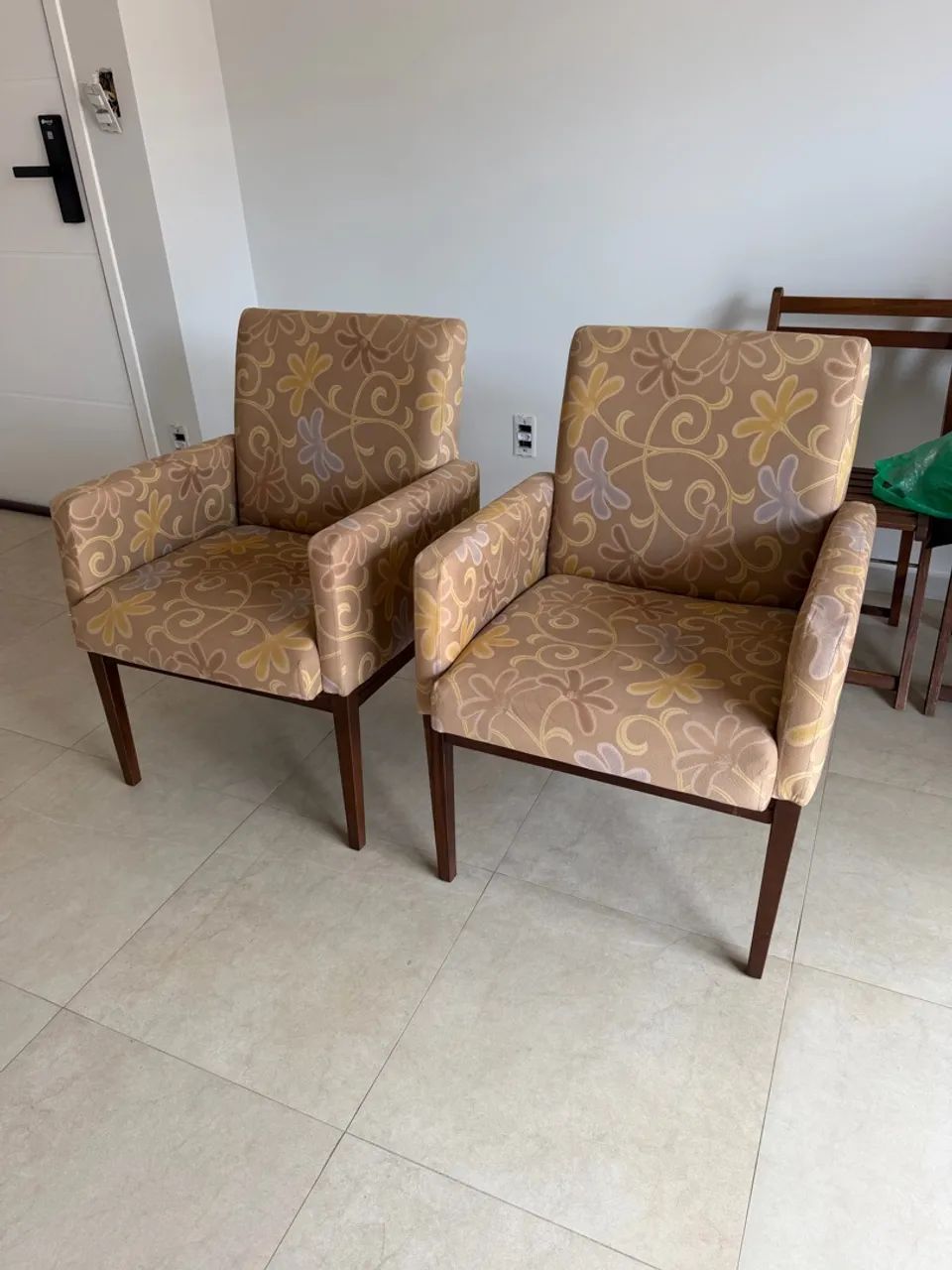 Par de Poltronas p/ Sala ou Recepção. Madeira - Excelente Estado - Foto 5