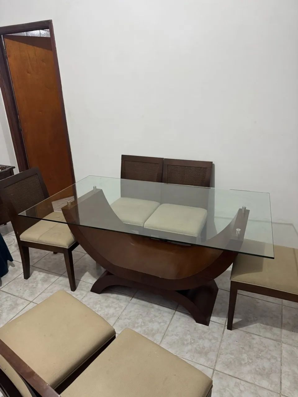 Mesa TAMPO DE VIDRO COM 4 CADEIRAS MADEIRA MACIÇA 