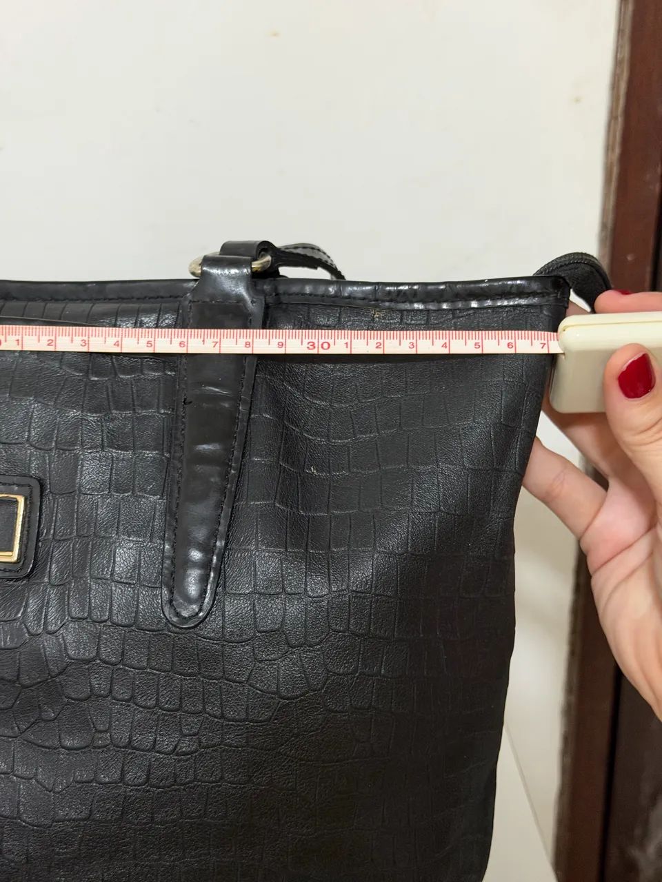 Bolsa preta estilo tote com textura croco  - Foto 4