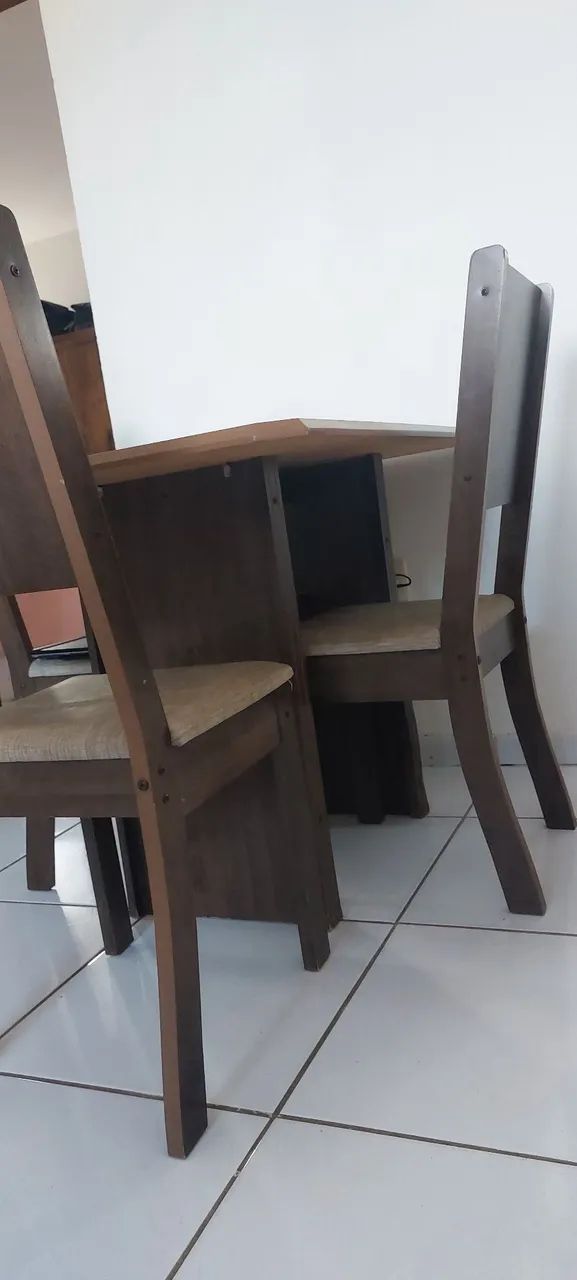 Mesa em MDF com 4 cadeiras - Foto 3