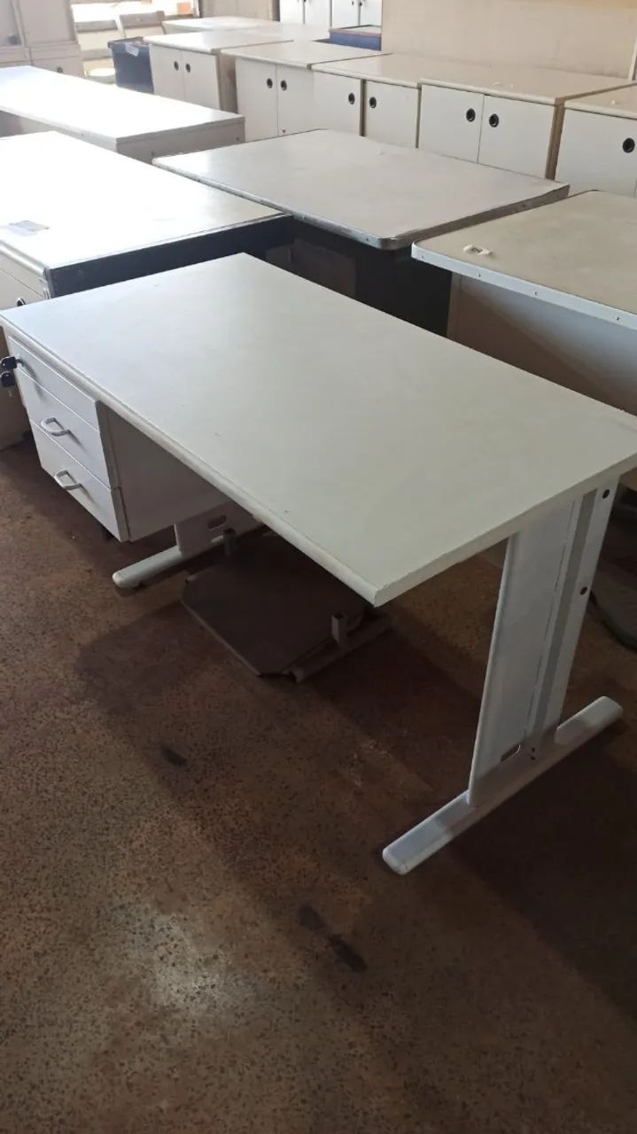 Mesa de Escritório Branca com Gaveteiro
