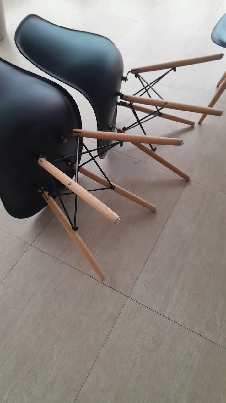 Cadeira preta design com pés de madeira - Foto 3