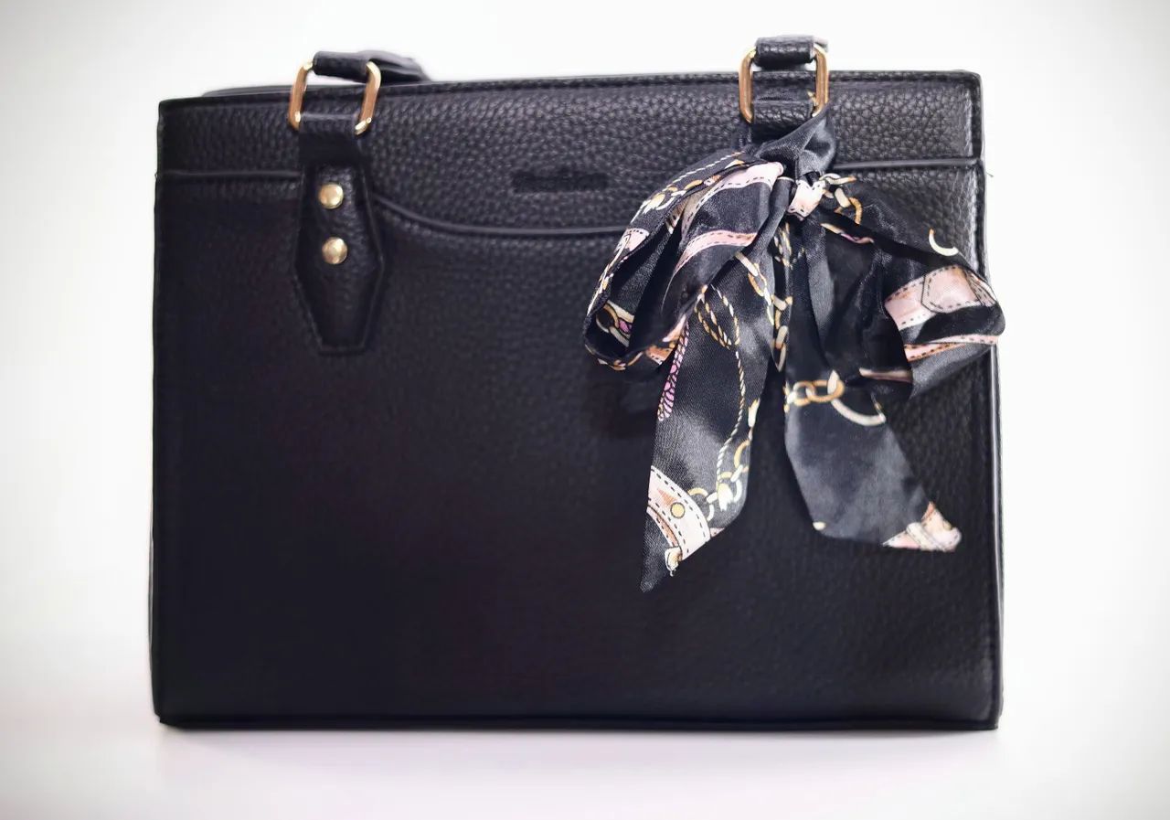 Bolsa de mão preta texturizada com alça trançada e lenço estampado. - Foto 3