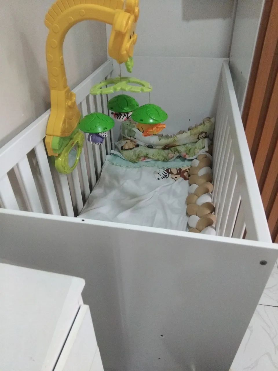 Berço de bebê com colchão 
