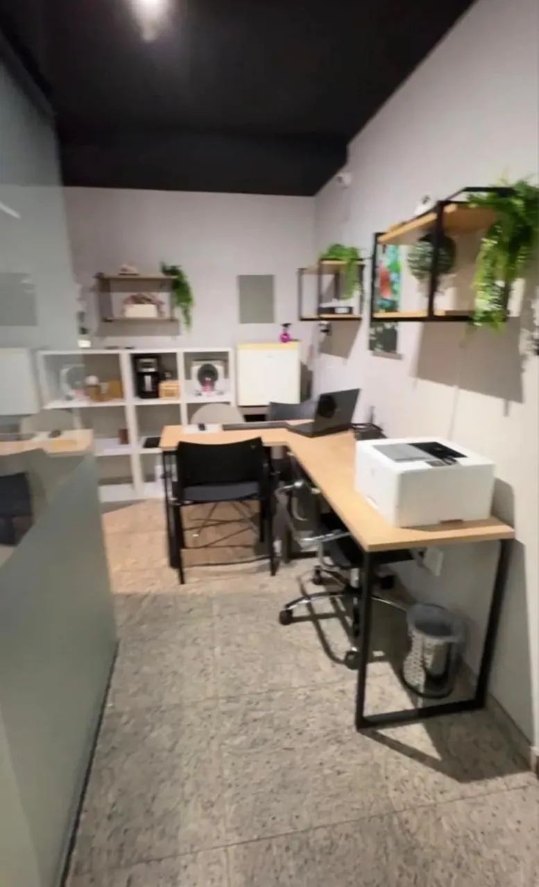 Sala comercial mobiliada e equipada com amplo espaço e divisórias em blindex   - Foto 5