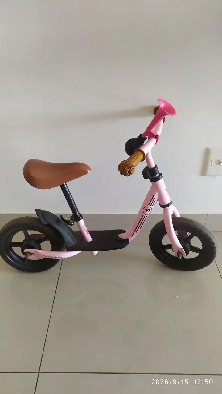Bicicleta de equilíbrio com apoio de pés 