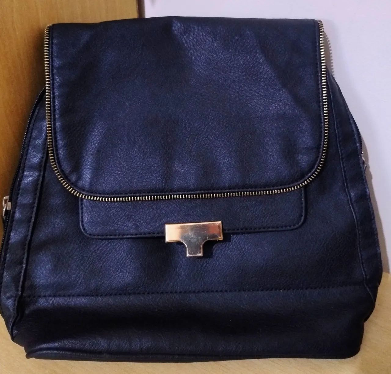 Bolsa preta em couro.