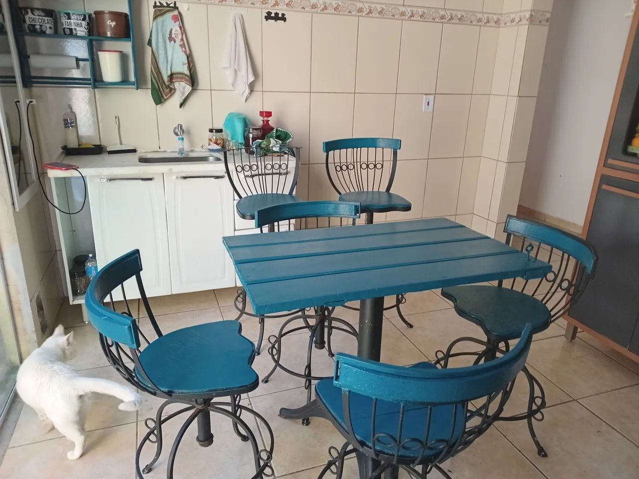 Vendo  uma mesa de madeira  com base de ferro. 