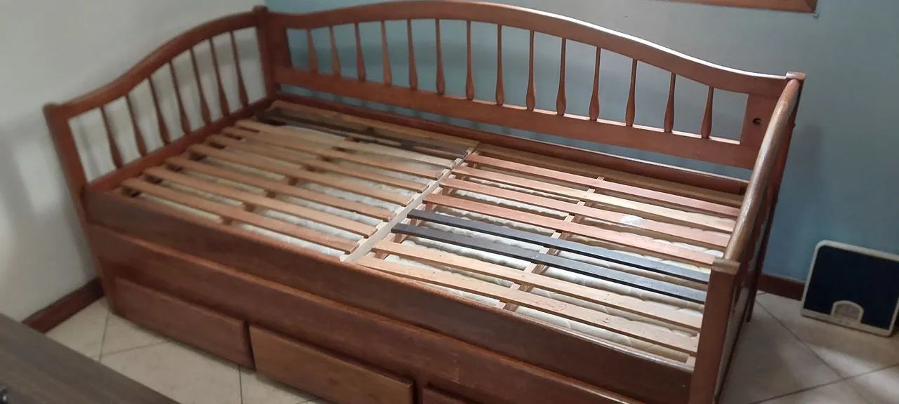 Vendo Cama Solteiro de Madeira Maciça