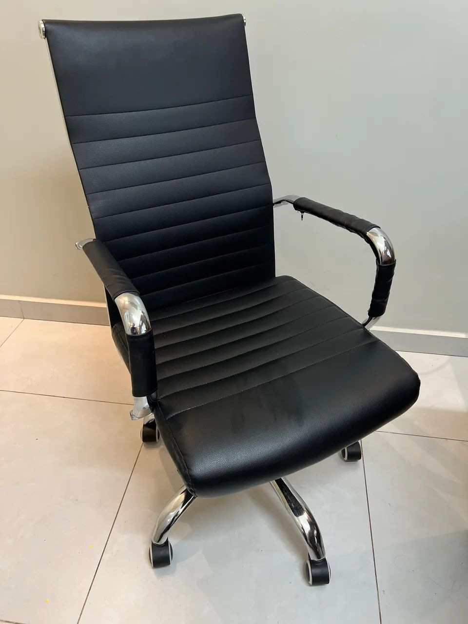 Cadeira De Escritório Presidente Ergonômica Base Cromada Giratória