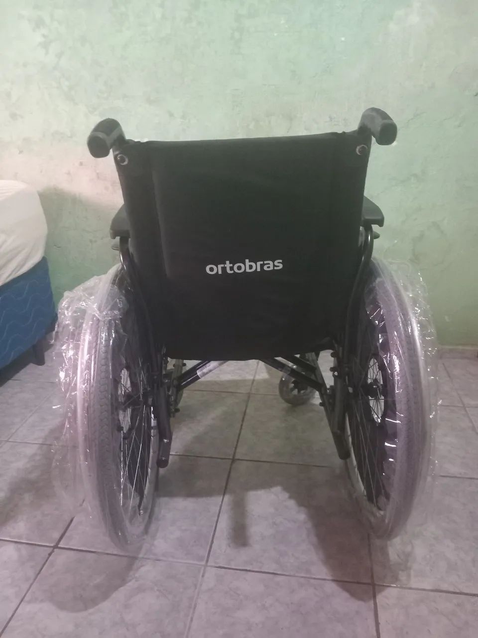 Vendo cadeira de rodas nova. - Foto 2