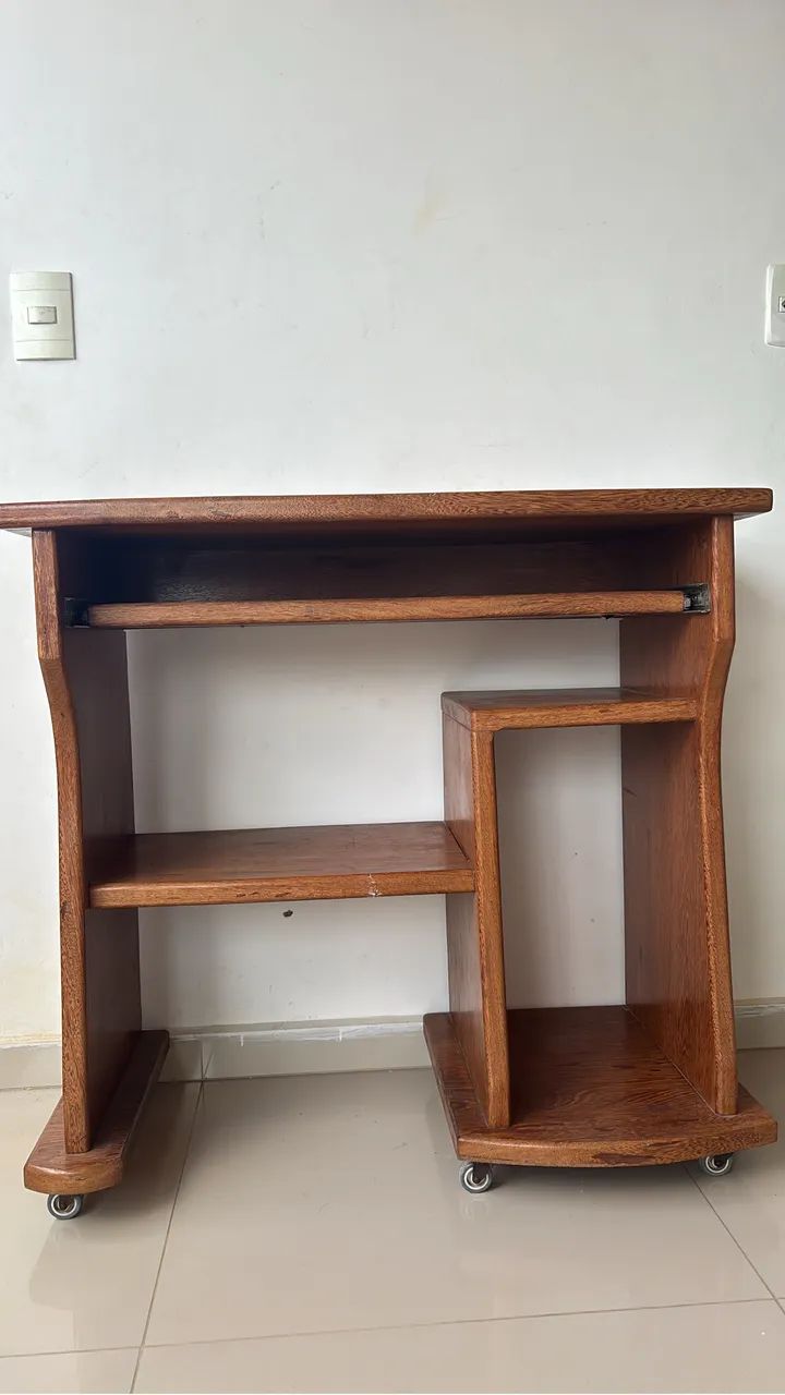 Escrivaninha/Mesa de madeira com rodinhas - Foto 2