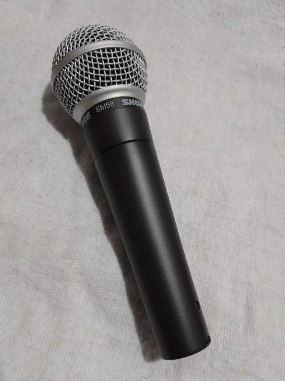 Microfone Shure SM58 com acessórios.