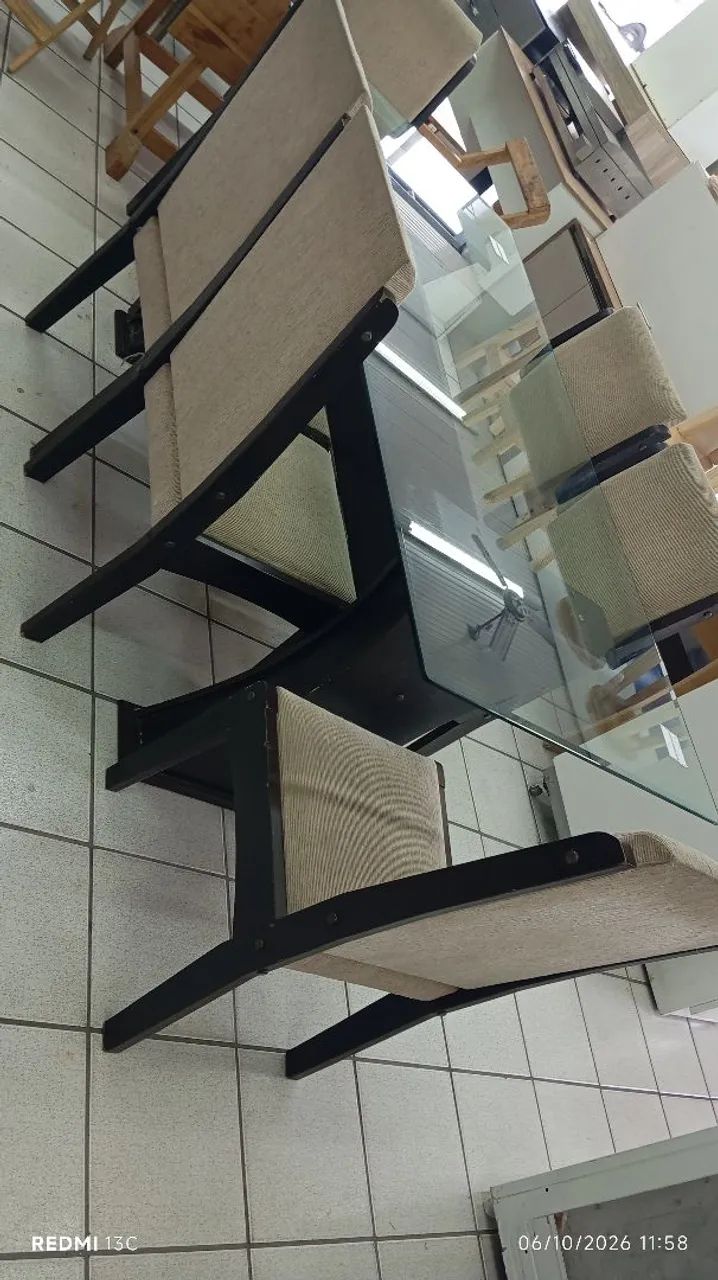 Vendo mesa de vidro com 6 cadeiras estofadas  - Foto 2