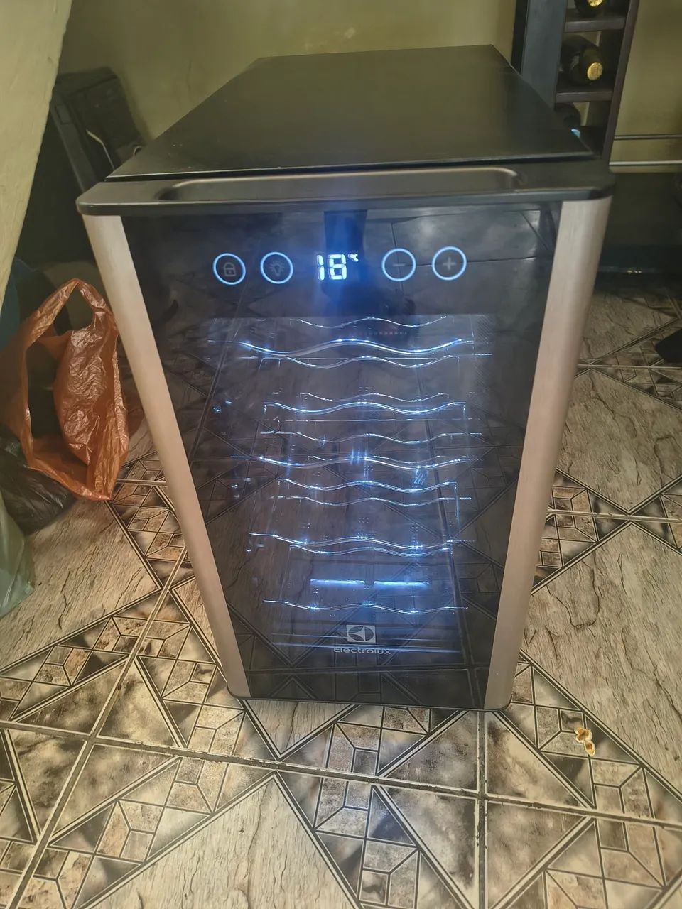 Adega Eletrolux 127v usada  - Foto 4