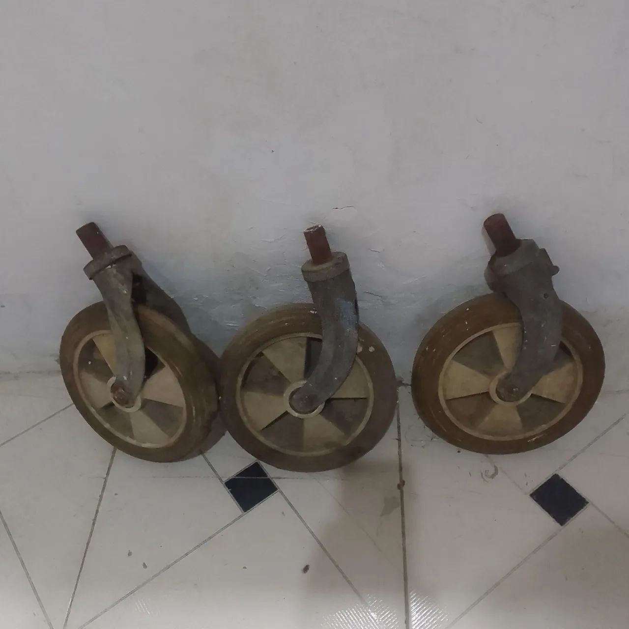 Rodas pra carrinho de carga ou lanche 