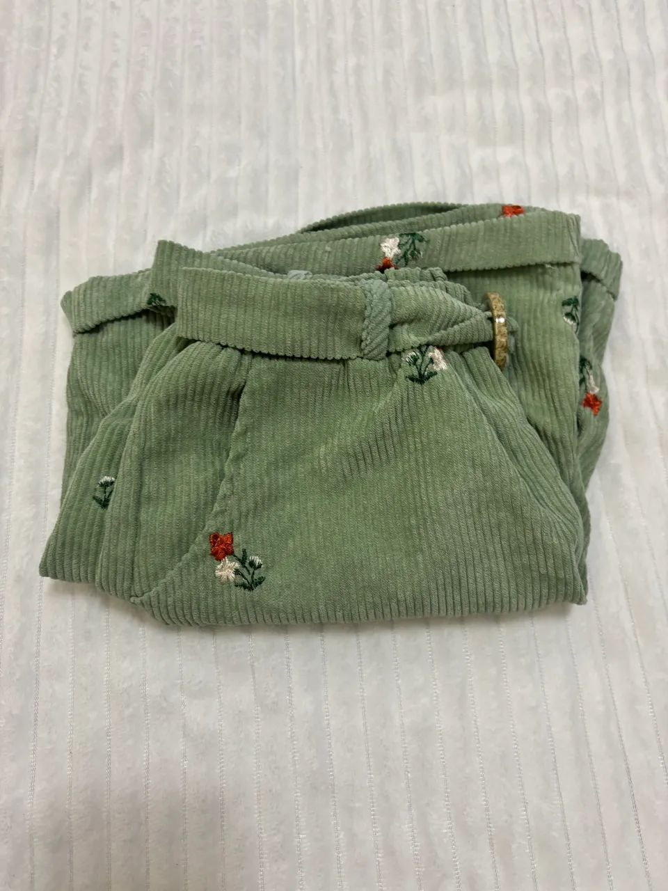 Short Veludo Cotelê Verde Sálvia com Bordado Floral e Cinto Fivela - Foto 4