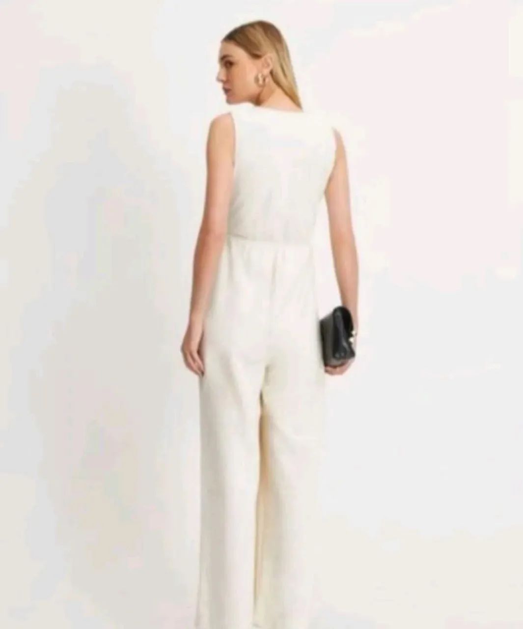 Macacão wide leg com malha bouclê e transpassado  - Foto 4
