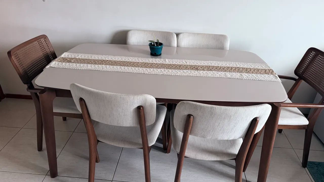 Mesa em madeira com tampo de vidro com 6 cadeiras