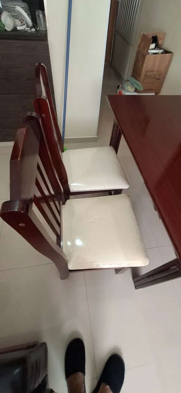 Mesa com 4 cadeiras de madeira macisa  - Foto 4