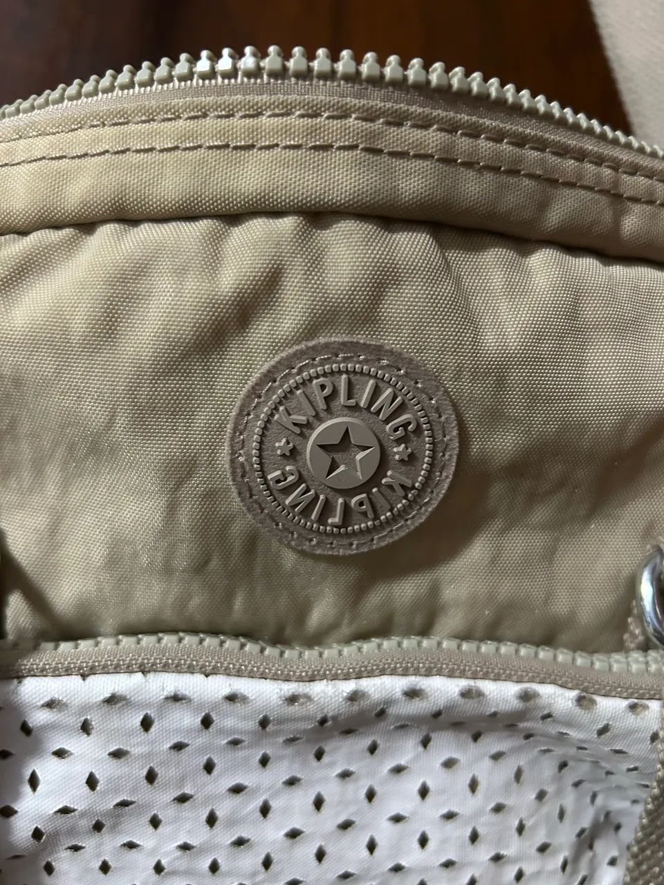 Bolsa Kipling Bege com alça  - Foto 4