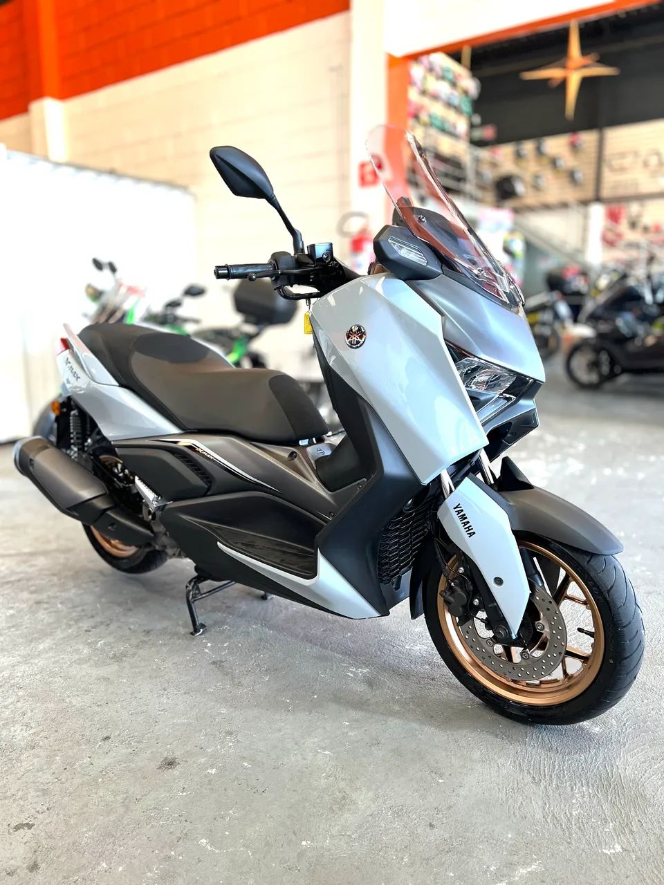 XMax 300 cinza