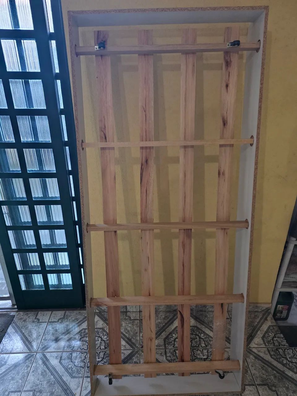 Estrado com rodinhas para cama auxiliar. 