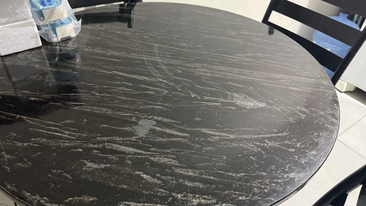 Mesa com tampo de pedra + 4 cadeiras