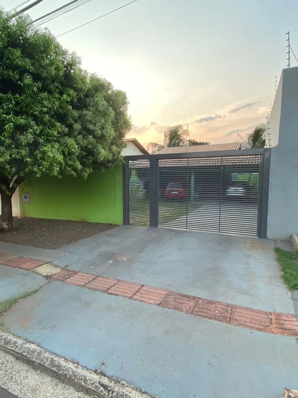 CASA COM TERRENO GRANDE