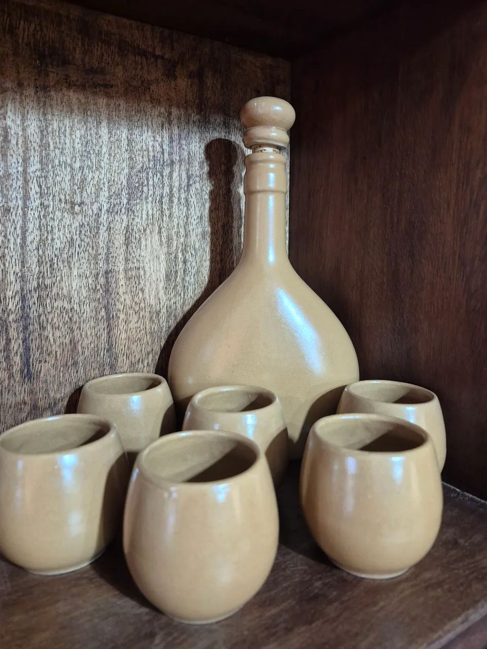 Garrafa para aperitivo em cerâmica marrom com 06 copinhos