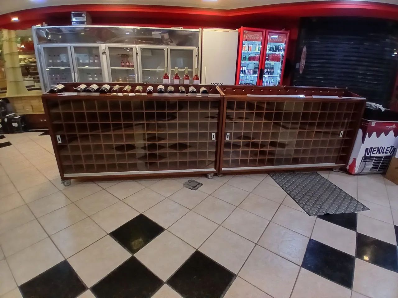 Adega Colmeia para vinhos 