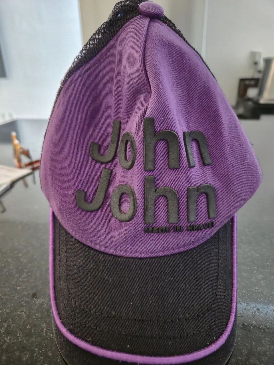 Bone original da JohnJohn roxo e preto