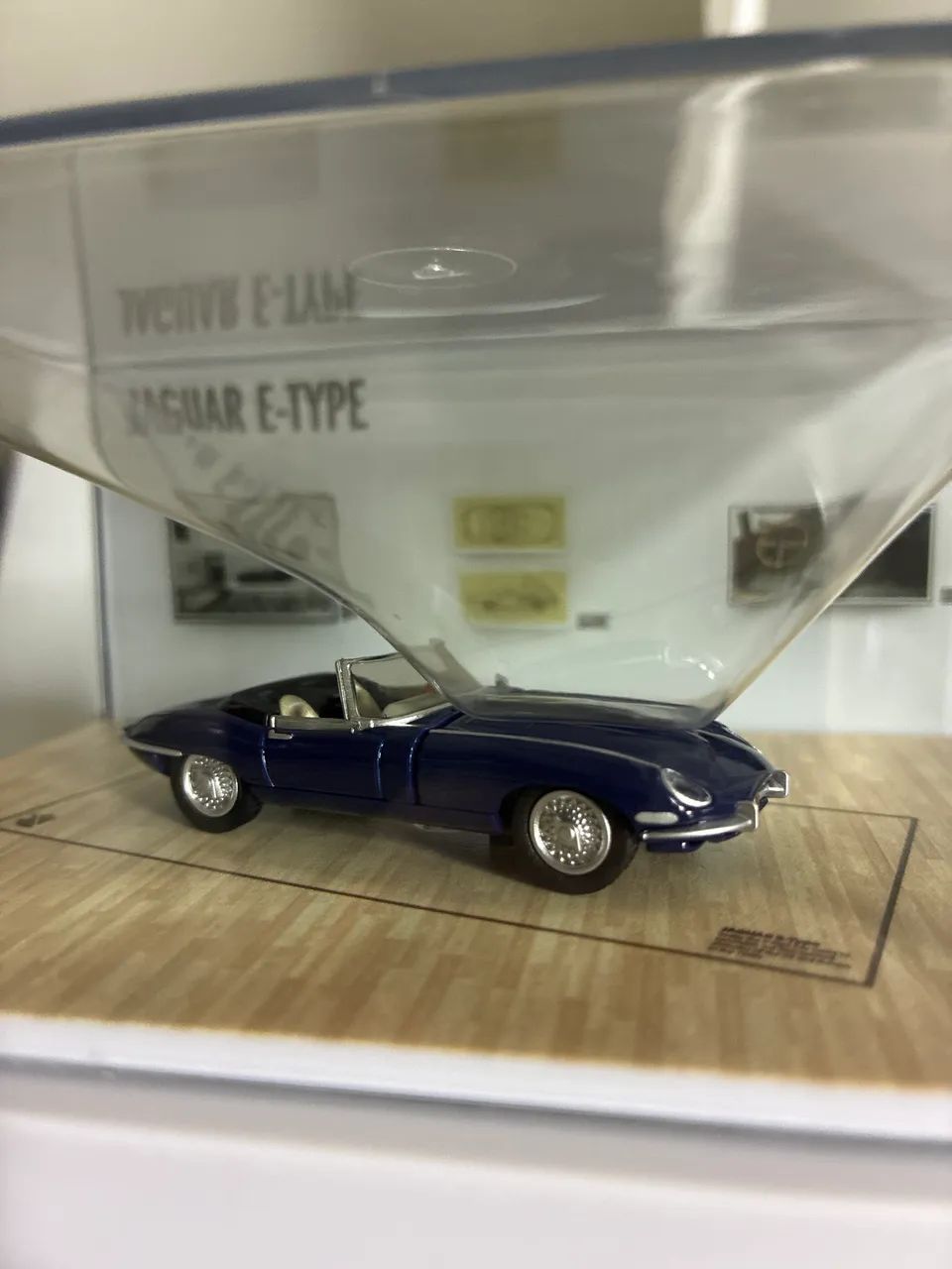 Hot Wheels x MoMa Jaguar e-type roadster  - Foto 2