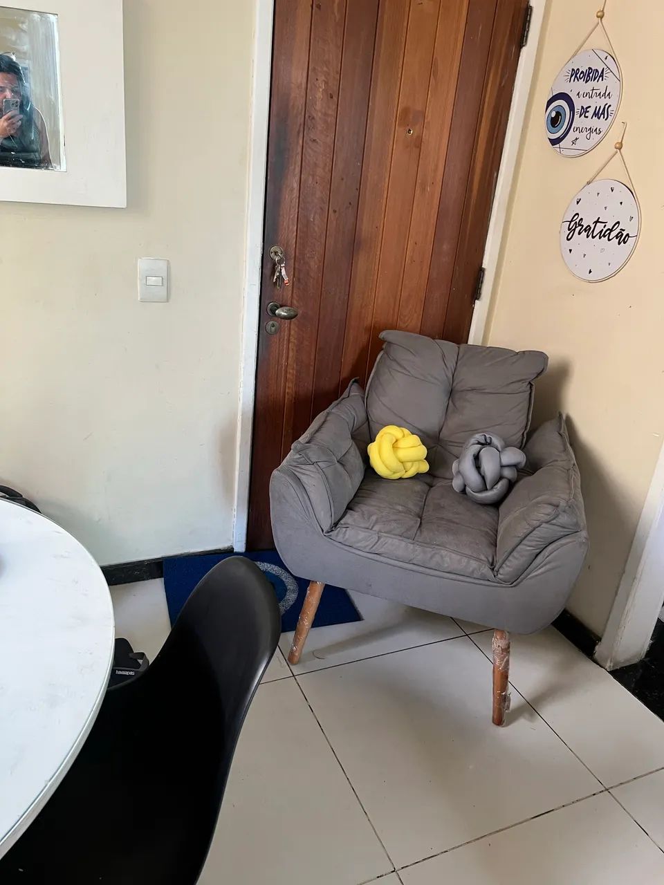 Poltrona NOVA ! Leroy ! pés de  madeira ! maciça ! linda cinza ! serve amamentar ?  - Foto 4