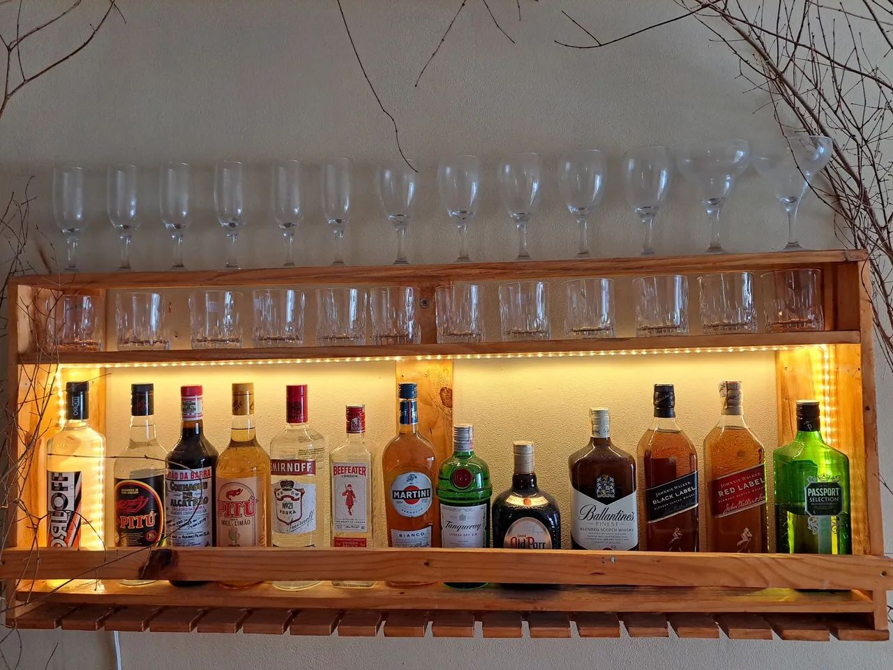 Bar completo ou sem as bebidas (iluminado)