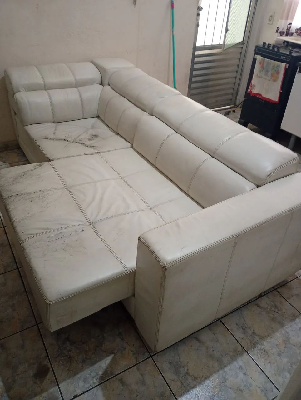 Sofá retrátil de couro sintético branco. 3 e 2 lugares  - Foto 2