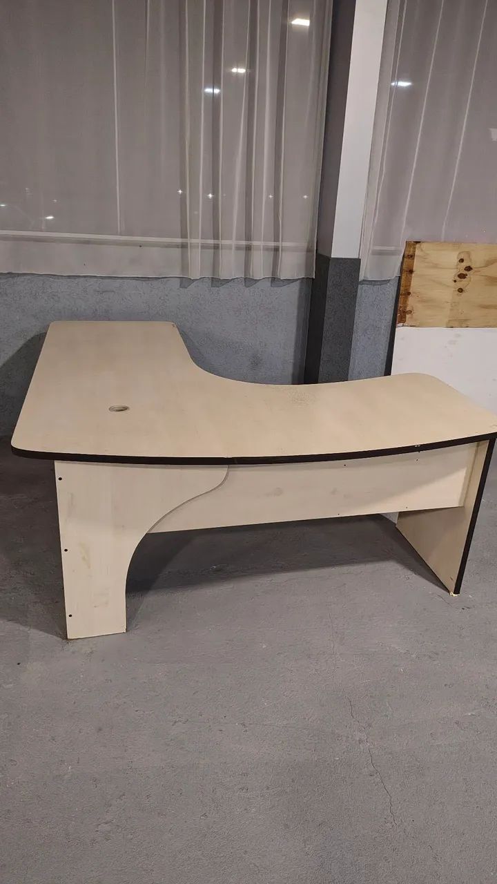 Mesa de escritório em L