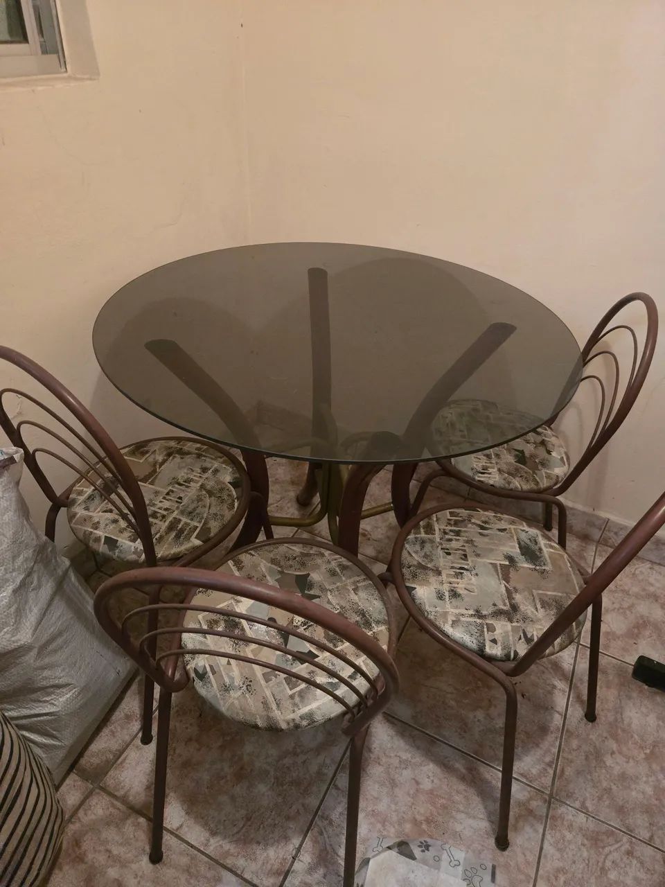 Mesa tampo de vidro + 4 cadeiras 